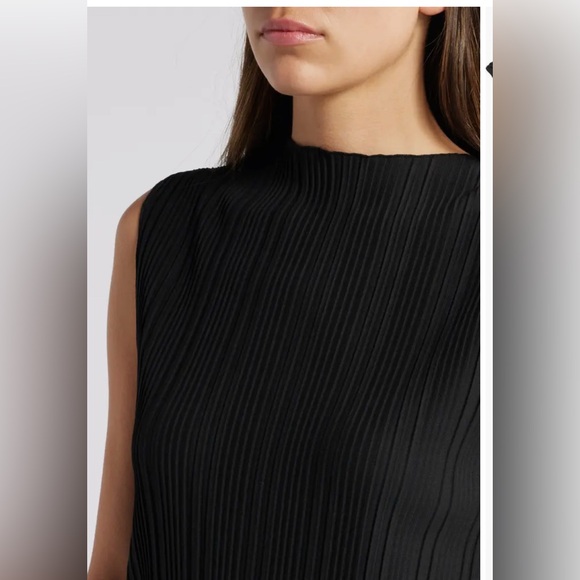 Rails Trea Sleeveless Plisse Top - Picture 5 of 8